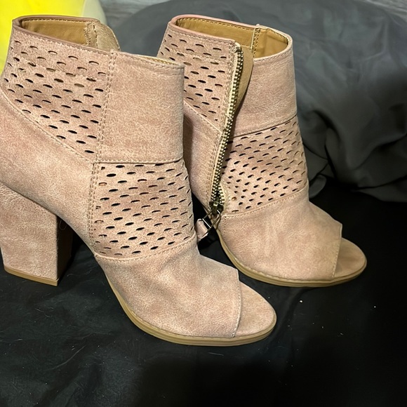 Pink Boots - Picture 1 of 3